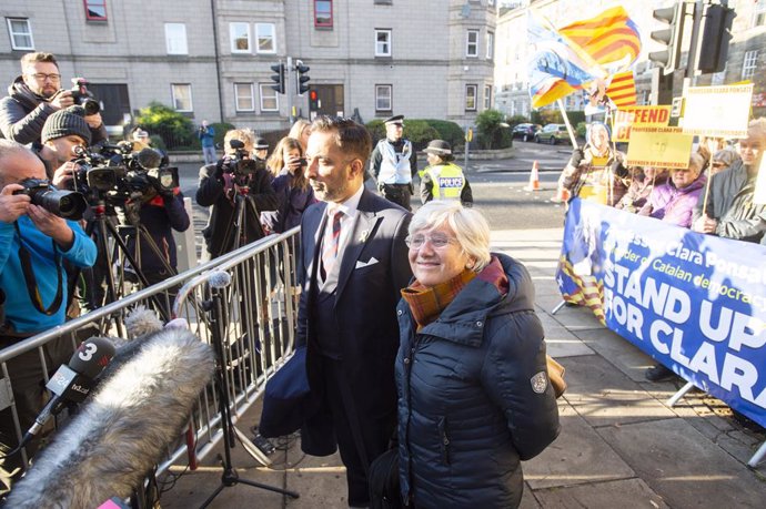 Clara Ponsatí arriba amb el seu advocat Aamer Anwar a la comissaria de St. Leonard, Edimburg (Esccia), 14 de novembre del 2019. Foto: Lesley Martin/PA Wire/dpa