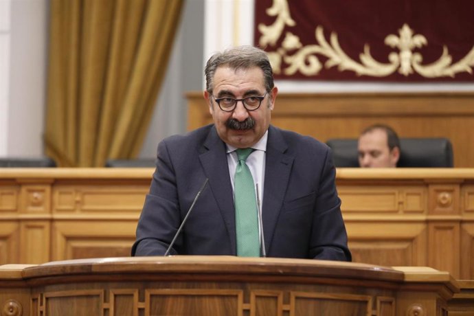 El consejero de Sanidad, Jesús Fernández, en las Cortes