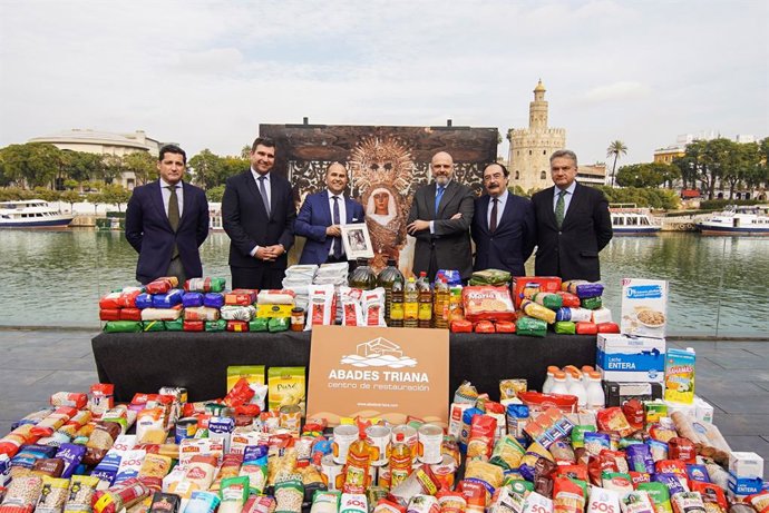 Sevilla.- La Olla de san Antón 2020 de Abades Triana dona alimentos a la bolsa a