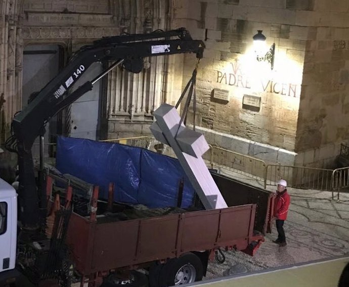  Retirada de la Cruz de los Caídos ubicada en la fachada de la iglesia de San Martín, de archivo.