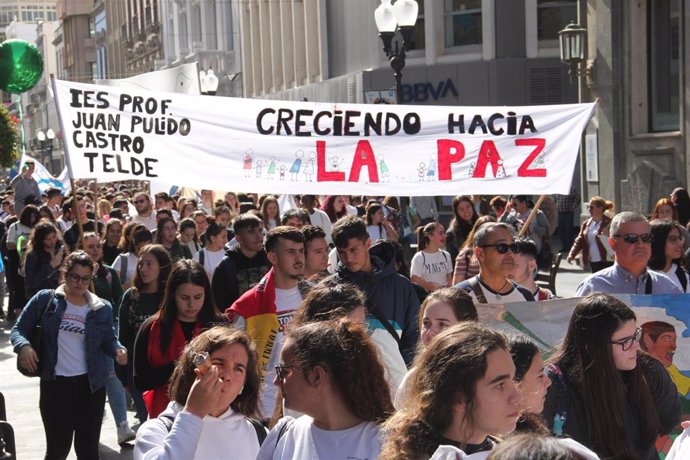 Casi un millar de estudiantes grancanarios participan en una marcha por la paz