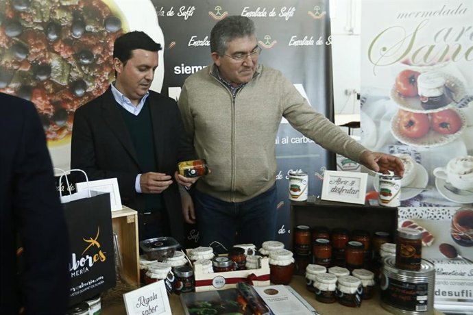 El presidente de la Diputación de Almería, Javier Aureliano García, visita Industrias Alimenticias de Suflí SL