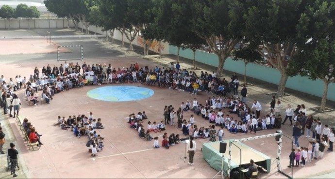 Patio de un colegio de Almería donde se celebran actividades por el Día de la Paz