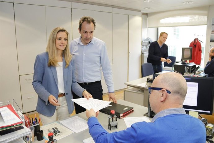 La diputada de Cs en el Parlament, Patricia Guasp, presentando una PNL en el Parlament