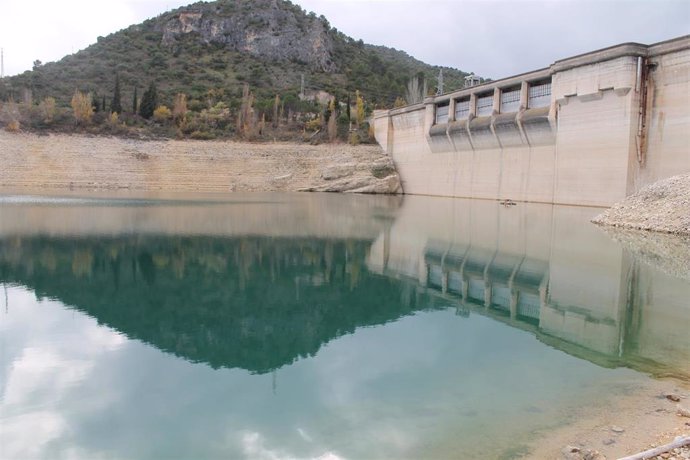 EMBALSE ENTREPEÑAS, AGUA 