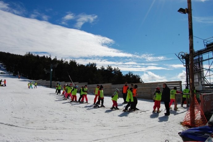 Diputación Soria. Escolares en el punto de nieve de Santa Inés.