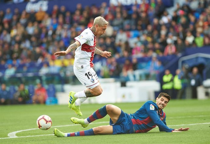 Chema se cruza ante el 'Chimy' Ávila en el Levante-Huesca de LaLiga Santander 2018-19