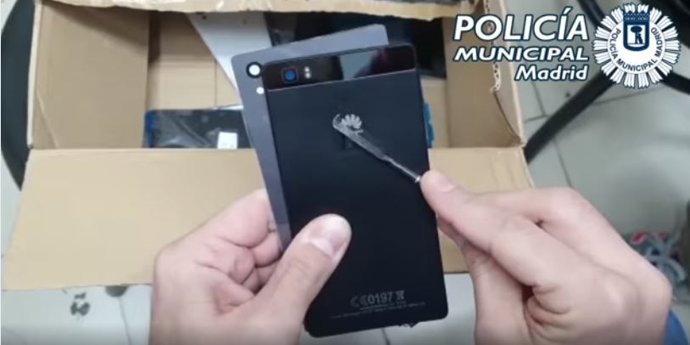 Policía Municipal requisa accesorios falsificados de móviles en un comercio de Lavapiés