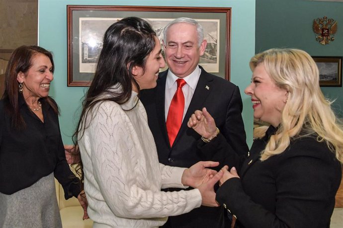 Naama Issachar es recibida por el primer ministro de Israel, Benjamin Netanyahu, a su llegada al país después de que el presidente de Rusia, Vladimir Putin, le concediera el perdón tras ser condenada por posesión de drogas
