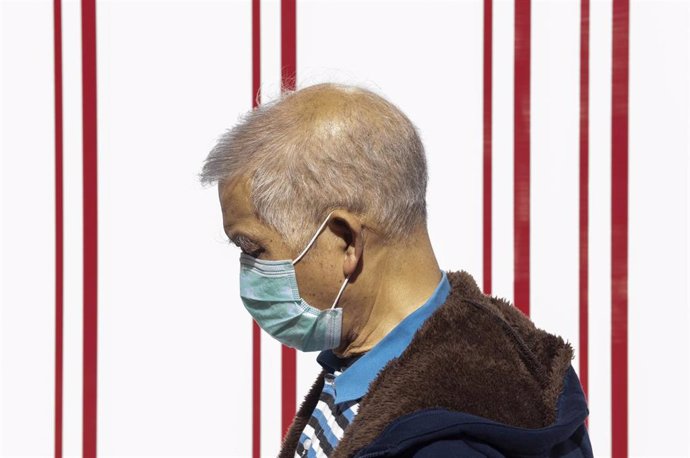 30 January 2020, China, Hong Kong: A man wears a surgical mask.