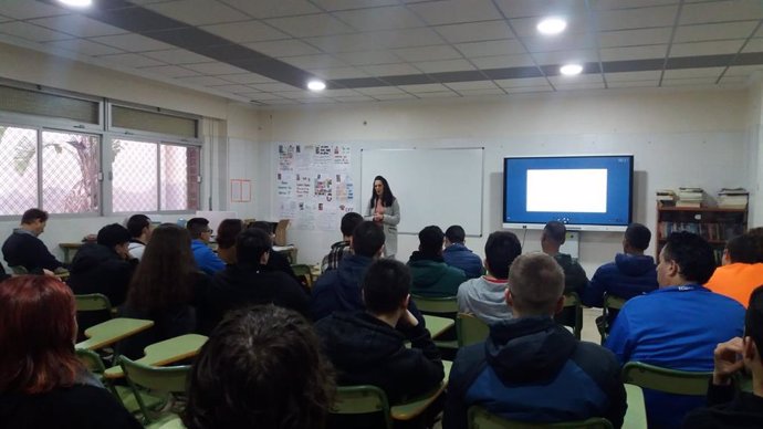 Los estudiantes del Murgi asisten a una charla en el CADE de El Ejido (Almería)