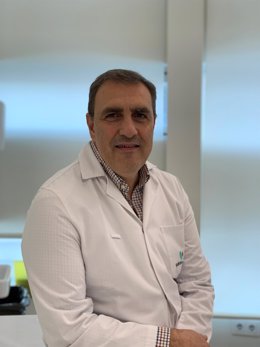 El doctor Pablo Barrena, especialista de la Unidad de Rodilla y Cadera del Quirónsalud Sagrado Corazón de Sevilla.