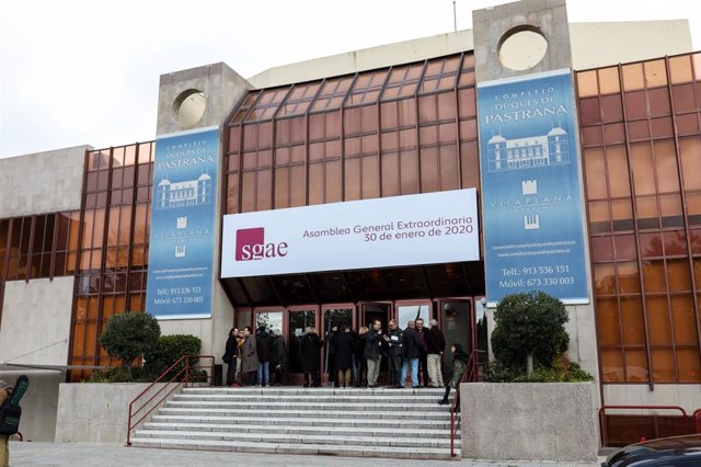 Exterior del Auditorio Complejo Duques de Pastrana, momentos antes de empezar la Asamblea General Extraordinaria de la SGAE, en Madrid (España), a 30 de enero de 2020.