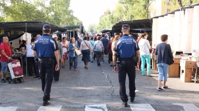Policías municipales de Madrid patrullan por un mercadillo
