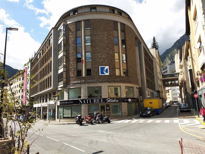 L'edifici que acull la seu de la Cambra de Comer, Indústria i Serveis d'Andorra.