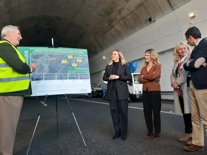 La consejera de Fomento, Infraestructuras y Ordenación del Territorio, Marifrán Carazo, y la delegada de la Junta en Cádiz, Ana Mestre, en una visita en la carretera Jerez-Los Barrios.