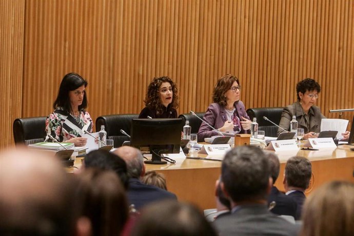 (I-D) La secretaria de Estado de Presupuestos, María José Gualda; la ministra de Hacienda, María Jesús Montero; y la secretaria de Estado de Hacienda, Inés Bardón; y la  la subsecretaria de Estado de Hacienda, Pilar Paneque, durante una rueda de prensa 