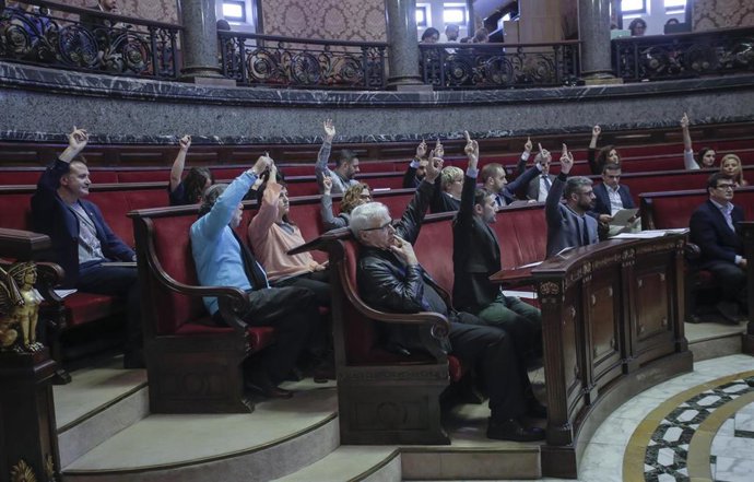 Imagen del equipo de gobierno en el pleno de este jueves votando a favor de una moción.