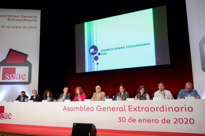 La presidenta de la SGAE, Pilar Jurado (5i), preside la Asamblea General Extraordinaria de la SGAE, en Madrid (España), a 30 de enero de 2020.