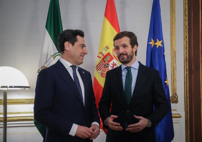 El presidente de la Junta de Andalucía, Juanma Moreno (i), mantiene un encuentro con el presidente nacional del PP, Pablo Casado (d),en el Palacio de San Telmo, Sevilla, a 30 de enero ed 2020.