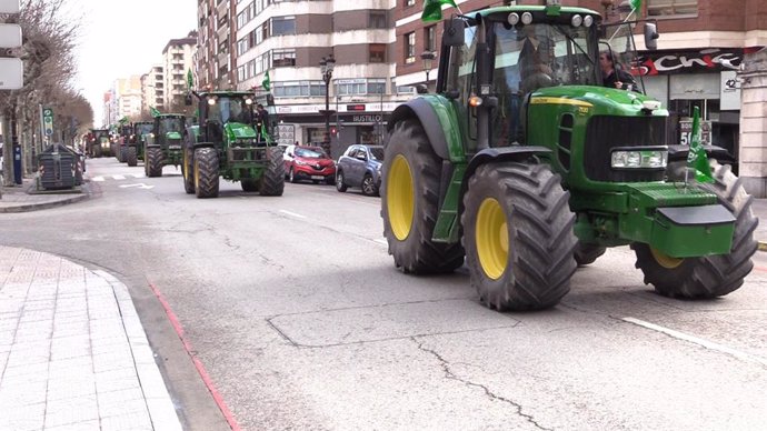Miles de agricultores y ganaderos salen a la calle en cuatro provincias para ped