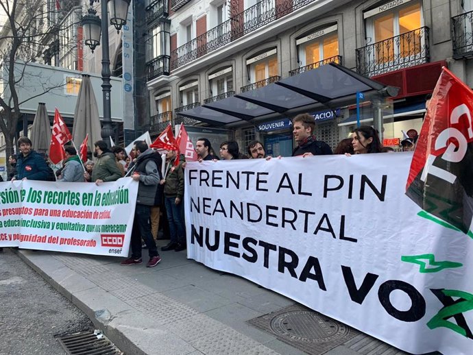 Concentración de sindicatos, profesores y alumnos contra el 'pin parental' frente a la Consejería de Educación de la Comunidad de Madrid.
