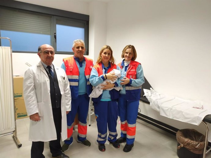 Miembros del equipo médico del centro de salud de Torredonjimeno posan con el bebé