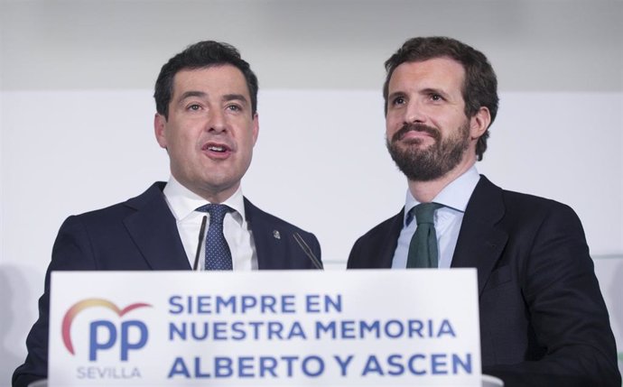 El presidente de la Junta de Andalucía, Juanma Moreno (i), junto al presidente nacional del PP, Pablo Casado (d) durante el acto homenaje del PP de Sevilla en recuerdo de Alberto Jiménez-Becerril y Ascensión García, asesinados por ETA hace 22 años