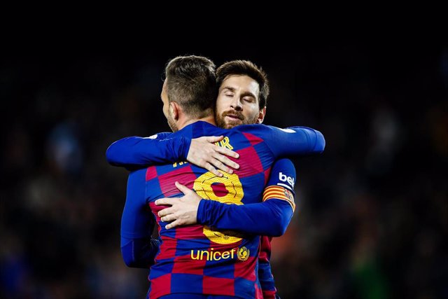 Messi y Arthur se abrazan tras un gol ante el Leganés
