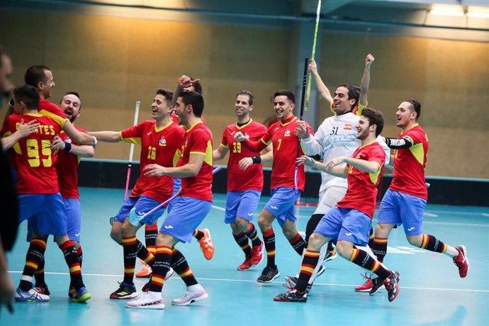 Los jugadores de la selección española de floorball celebran el gol de Sergio Garcés ante la República Checa