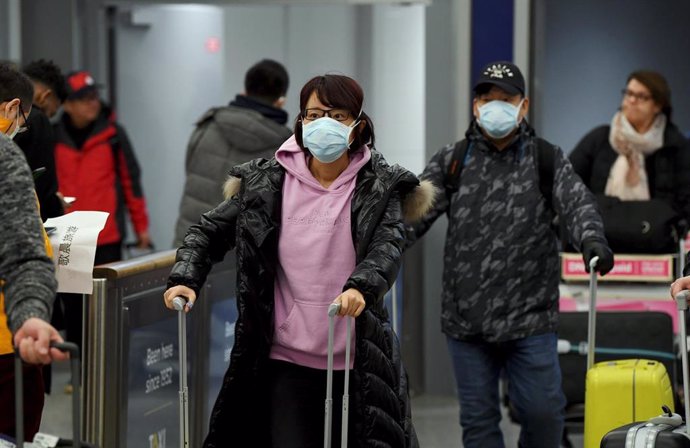 Pasajeros con mascarilla para protegerse del brote del nuevo coronavirus. 