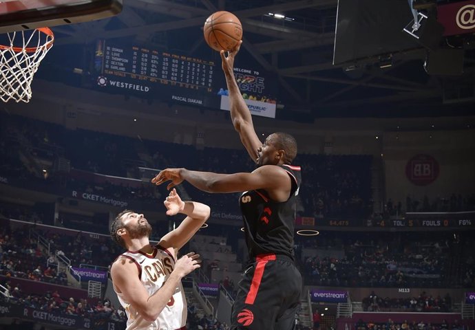 Serge Ibaka (Toronto Raptors) y Kevin Love (Cleveland Cavaliers)