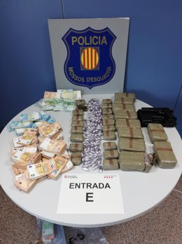 Diners, drogues i una arma falsa confiscada a un grup que venia haixix, cocana i marihuana en un pis de Cubelles (Barcelona)