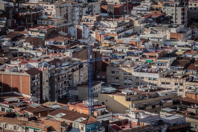 Panorámica de la ciudad de Barcelona con una grúa, en Barcelona/Catalunya (España) a 30 de enero de 2020.