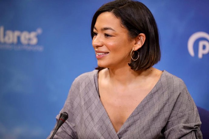 La portavoz del PP en C-LM, Claudia Alonso, en rueda de prensa.