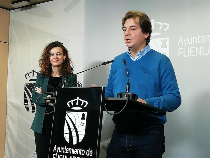 El alcalde de Fuenlabrada, Javier Ayala, interviene en una rueda de prensa en la localidad.