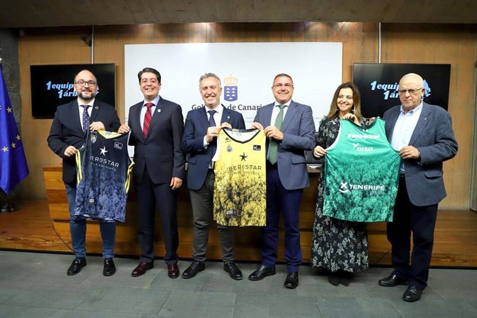 El consejero de Transición Ecológica, José Antonio Valbuena, el presidente del Cabildo de Tenerife, Pedro Martín, el presidente de Canarias, Ángel Víctor Torres y el presidente del Iberostar Tenerife, Féliz Hernández (entre otros)