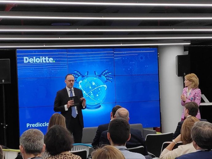 El socio de Monitor Deloitte especialista en TMT, Carlos Valdecantos (izq), y la socia responsable del sector de Medios, Entretenimiento y Sports de Deloitte, Concha Iglesias (der)