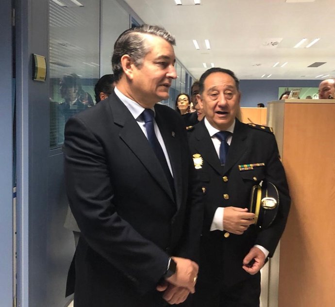 El viceconsejero de Presidencia, Interior y Administraciones Públicas, Antonio Sanz, en una visita a la nueva Unidad de Policía en la Delegación del Gobierno de la Junta de Andalucía en Cádiz