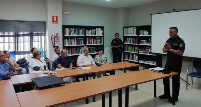 Policías forman a sanitarios del centro de salud San Hilario de Dos Hermanas