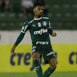El jugador brasileño Matheus Fernandes, en un partido con el Palmeiras