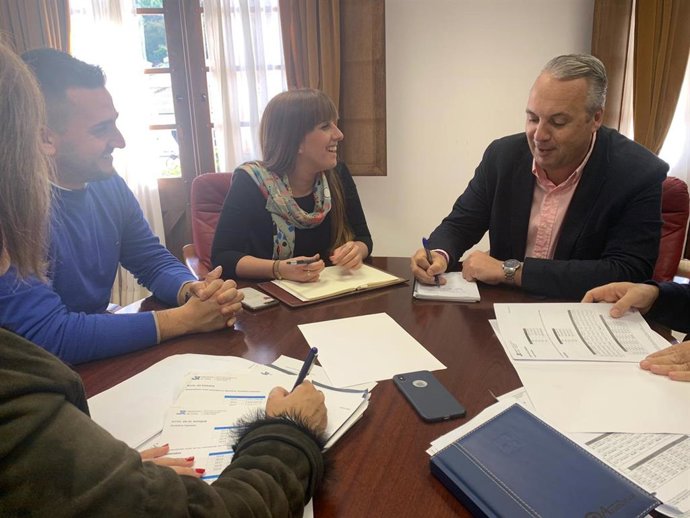 El responsable del área de Servicios Económicos, Hacienda y Recaudación de Diputación de Cádiz, Juan Carlos Ruiz Boix, en una reunión con la alcaldesa de El Bosque, Pilar García