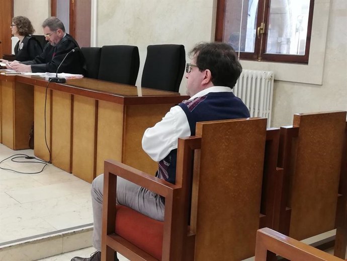 El exdiputado del PP Joan Font Rosselló en el juicio por derribar un 'stand' de la Assemblea Sobiranista de Mallorca en una manifestación.