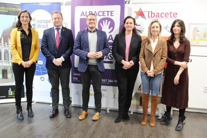 Firma del compromiso #DóndeEstánEllas por parte del Ayuntamiento de Albacete