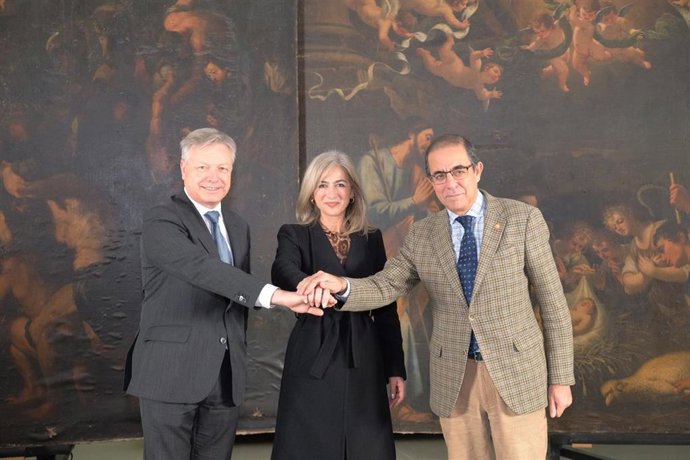 Firma de convenio entre el rector de la Universidad de Sevilla, Miguel Ángel Castro, y el director del Instituto Andaluz de Patrimonio Histórico (IAPH), Juan José Primo Jurado, junto a la consejera de Cultura y Patrimonio Histórico, Patricia del Pozo.