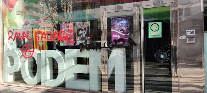Pintadas y golpes en los cristales de la sede de Podem Catalunya