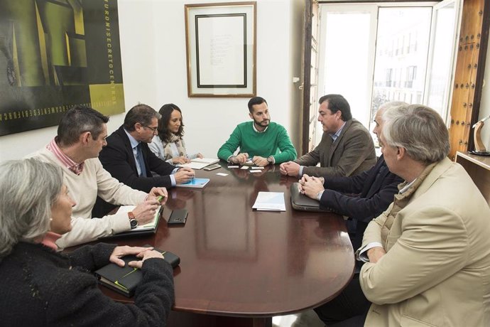 El vicepresidente segundo y responsable del área de Transición Ecológica y Desarrollo Urbano Sostenible, Mario Fernández, en una reunión ocn CEC-Medio Ambiente