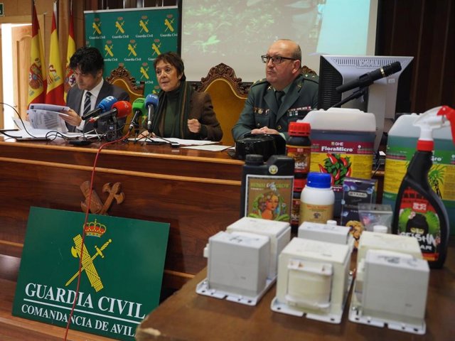 El subdelegado del Gobierno en Ávila, Arturo Barral; la delegada del Gobierno, Mercedes Martín; y el teniente coronel de la Guardia Civil, Miguel Ángel Balbás, explican el desmantelamiento de un laboratorio de marihuana.