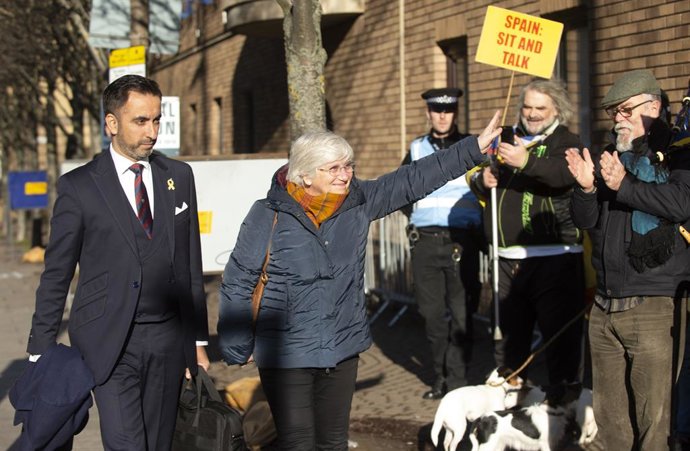 14 de novembre del 2019, Esccia, Edimburg. Clara Ponsati i el seu advocat Aamer Anwar. Foto: Lesley Martin/PA Cable/dpa