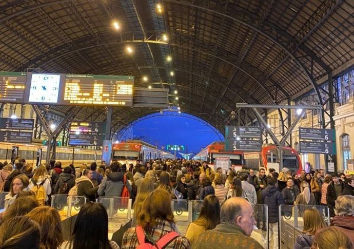 Viajeros en la Estación del Norte de Valncia